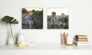 Zweiteiliges Acrylglas Bilder Set mit 2 Brüdern als Motiv