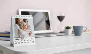 Tischkalender, Motiv drei Generationen mit Frauen stehen nah beieinander, Deko Arbeitsplatz mit Laptop und Kaffeetasse