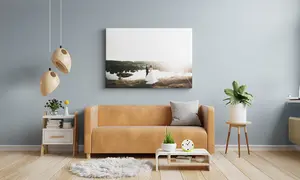 Posterdruck als Wandbild mit Motiv Hochzeitspaar hängt über beiger Couch