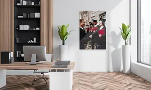 Schreibtisch mit Pflanze, im Hintergrund Alu dibond Direktdruck Wandbild mit College Absolventen