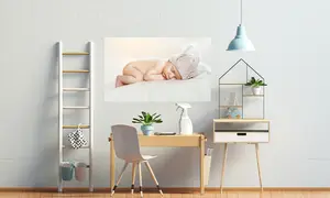 Klebefolie mit Foto von schlafendem Baby für Wand, über Schreibtisch aufgehangen