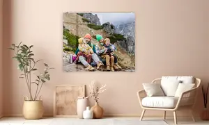 Acryglasbild an rosa Wand, Bild zeigt Familie bei Wanderpause in den Bergen