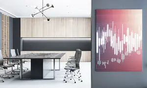 Büro mit Schreibtisch und Stühlen, im Vordergrund glänzendes Alu Dibond Bild oder Acrylglas Foto