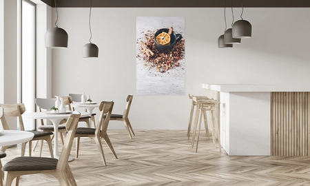 Café mit Tischen und Stühlen, im Hintergrund Klebefolie für Wandgestaltung, Motiv ist Tasse mit Zimtstangen und Orangenscheibe