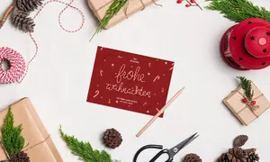 Weihnachtskarte in tiefem Rot und Glitzerschrift
