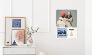 Wandkalender, Design Monatskalender, Motiv verliebtes Paar umarmt sich, beide tragen rote Mützen