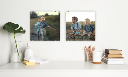 Zweiteiliges Acrylglas Bilder Set mit 2 Brüdern als Motiv