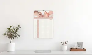 Ein Familienkalender mit Foto, der für den Monat November aufgeschlagen ist