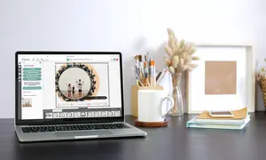 Tischkalender, Kalender zum Gestalten, geöffneter Laptop, Wandkalender im A5 Format erstellen