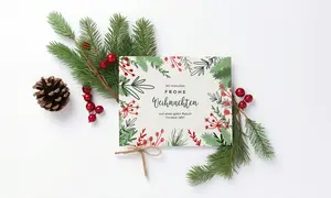 Weihnachtskarte in weiß mit Tannenzweigen und roten Beeren