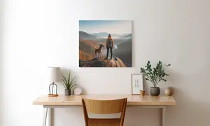 Glänzender Posterdruck als Wandbild über Schreibtisch, Motiv Frau mit Hund steht auf Berg