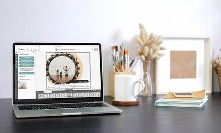 Tischkalender, Kalender zum Gestalten, geöffneter Laptop, Wandkalender im A5 Format erstellen