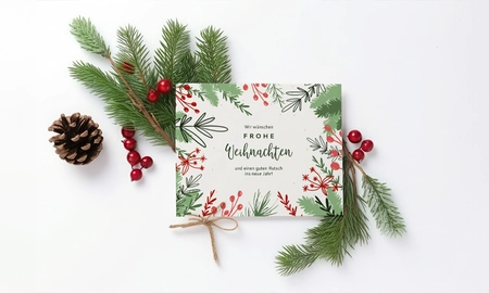 Weihnachtskarte in weiß mit Tannenzweigen und roten Beeren