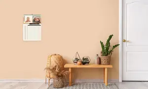 Ein niedriger Tisch mit Pflanzen darauf, im Hintergrund hängt ein Planer an der Wand