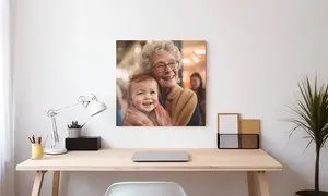 Alu Dibond Druck als Aluminium Wandbild mit Motiv Großmutter und Enkel, hängt über Schreibtisch