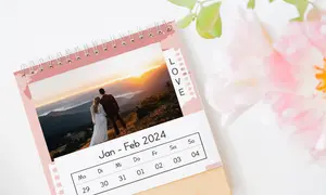 Tischkalender zum Aufstellen, Fotokalender, Motiv Ehepaar auf einer Anhöhe ins Tal blickend