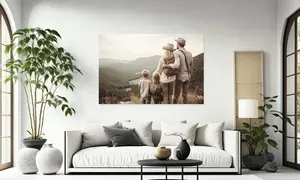 Klebefolie mit mattem Digitaldruck, Motiv Eltern mit zwei Kinder blicken in die Ferne, Folie hängt im Wohnzimmer über Couch