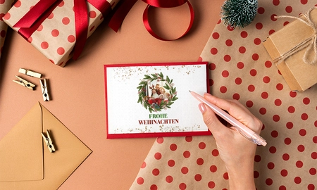 Weihnachtskarte mit Foto, Motiv Efeuzweig, bunte Punkte, Farben weiß und bunt