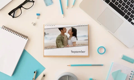 Ein Fotokalender im schlichten Design, daneben liegen Stift