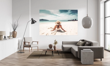 Wohnzimmer mit matter selbstklebender Folie für Wand, Motiv ist Frau von hinten, die am Strand liegt und aufs Meer blickt