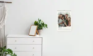 Wandkalender neben weißer Kommode, Pflanze und Spiegel auf Kommode